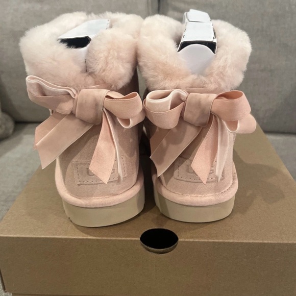 UGG Mini Short Boots in Light Pink Suede Mini Bailey mixed bow - Picture 3 of 4